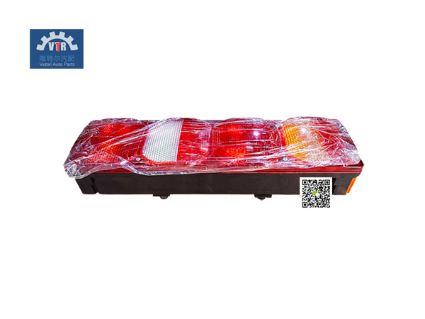 YZ952581500002 带侧标志灯7功能组合后灯（右） Right rear combined taillights HOWO N7G   weight：2.5kg